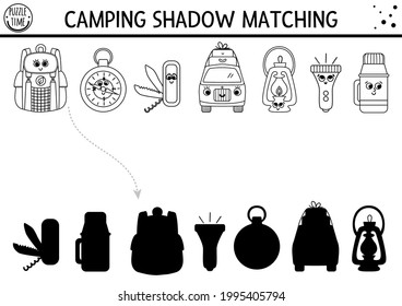 La actividad de igualación de sombras de campamento de verano en blanco y negro con el equipamiento de camping kawaii. Rompecabezas de viaje familiar. Buscar la hoja de cálculo o la página de color del esquema de la silueta correcta