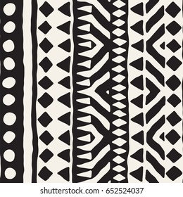 Schwarz-Weiß-Stammvektor nahtloses Muster mit Doodle-Elementen. Aztec abstrakter geometrischer Kunstdruck. Ethnische Ziergegenstände, handgezeichnet.