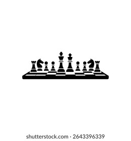 O gráfico vetorial preto e branco mostra um jogo de xadrez clássico com todas as peças dispostas em um tabuleiro de xadrez. Inclui rei, rainha, torres, cavaleiros, peões.