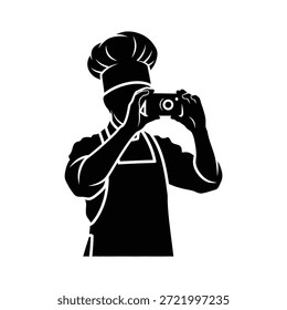 Ilustración vectorial en blanco y negro de un chef sosteniendo una cámara, capturando momentos culinarios con precisión y estilo.