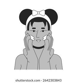 Mulher negra aplicando creme hidratante esboço ilustração. Limpando os cuidados com a pele do rosto. Rotina facial. Personagem afro-americana da linha 2D feminina isolado em branco. Imagem linear de tinta vetorial monocromática