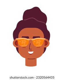 Gafas de sol de mujeres negras sonriendo con la cabeza de carácter vector semi-plana. Chica de verano. Icono de avatar de caricatura editable. Enfrentar la emoción. Ilustración de puntos coloridos para diseño gráfico web, animación