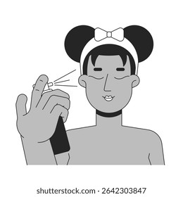 Mulher negra usando a ilustração de contorno de spray de névoa hidratante. Rotina de cuidados faciais. Afro-americana mulher hidratante pele 2D personagem linha isolado no branco. Imagem linear de tinta vetorial monocromática