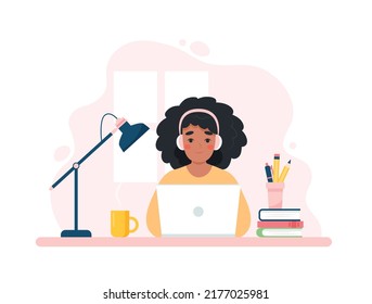 Mujer negra trabajando con computadora, oficina en casa, estudiante o independiente. Servicio al cliente, centro de llamadas y asistencia. Ilustración vectorial de concepto en estilo plano