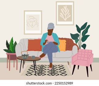 Mujer negra trabajando en la ilustración plana del vector del hogar. Personaje independiente sentado en la sala de estar de boho con tablet, trabajando desde casa, cómodo lugar de trabajo. Concepto de trabajo por cuenta propia y a distancia.