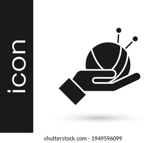 Balón yarn negro con icono de agujas de punto aisladas en fondo blanco. Etiqueta para la tienda de punto, punto o sastre hecha a mano.  Vector