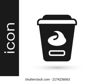 Icono de contenedor de yogur negro aislado en fondo blanco. Yogur en taza de plástico.  Vector
