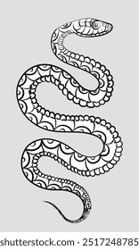 Ilustração em preto-e-branco de uma cobra enrolada com boca aberta e detalhes de escala intrincados. A forma sinuosa da cobra e os olhos afiados criam um design ousado e minimalista para impressão de pôster, tatuagem ou camiseta