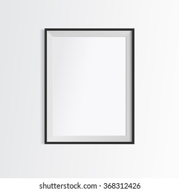 Marco en blanco sobre la pared blanca.