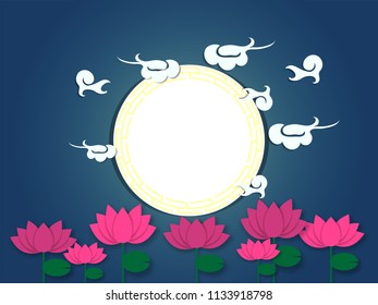Marco en blanco para tu mensaje sobre un fondo azul brillante decorado con flores de loto.