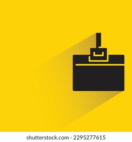 insignia de tarjeta de identificación en blanco con sombra sobre fondo amarillo