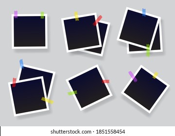 Conjunto de fotograma instantáneo en blanco pegado en cinta de color. Plantillas de marcos de fotos de época vacías y negras con rayas adhesivas. Ilustración vectorial aislada en fondo gris.