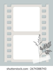 Bloco de notas em branco no estilo vintage, scrapbooking com moldura de filme e elemento de herbário botânico. Lembretes, folha de anotações, lista de tarefas pendentes.