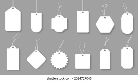 Etiquetas de precio en blanco, insignias de equipaje blanco y etiquetas de regalo. Realista venta descuento etiqueta de mockup, etiqueta de regalo de papel vacío con conjunto de vector de cordón. Cartas de diferentes formas para el precio de las cuerdas