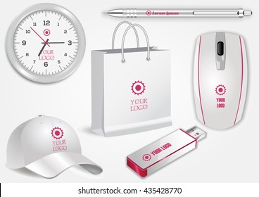Leere realistische Uhr, Einkaufstasche, weißer Stift, Computermaus, Flash-Laufwerk und Baseballkappe einzeln auf weißem Vektor. Mount für Unternehmensidentität und Werbeobjekte anzeigen
