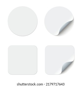 Las pegatinas adhesivas cuadradas en blanco se burlan de la esquina curvada. Se burlan de la etiqueta pegajosa rectangular vacía.