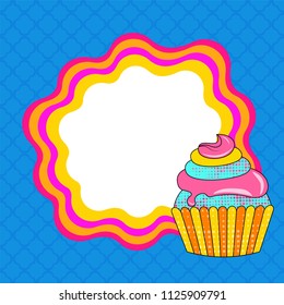 Pegatina en blanco con tarta de copa sobre fondo azul con espacio para tu mensaje.