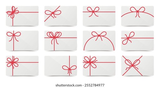 Tarjetas de regalo blancas en blanco con arco para el día de la venta, saludo, tarjeta de bonificación, certificado, vista superior. Concepto de promoción de marketing de ventas. Maqueta de tarjetas de visita con diferentes cintas de regalo rojas sobre fondo blanco.