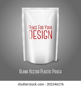 Bolsa de plástico blanco y realista, aislada en fondo gris, con un lugar para el diseño y la marca. Vector
