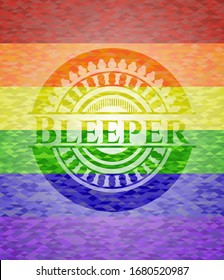 Emblema del Bleeper sobre fondo de mosaico con los colores de la bandera LGBT