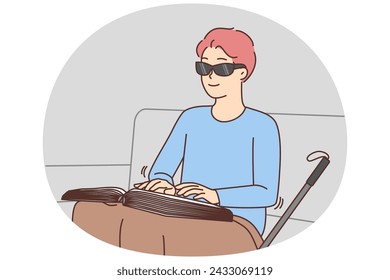 Ciego leyendo un libro en braille en casa. Hombre positivo sonriente en gafas leer libro de texto por el tacto. Ceguera y discapacidad. Ilustración vectorial.