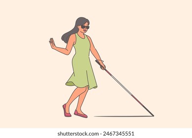 La mujer ciega camina por la ciudad usando caña para encontrar la manera, disfrutando de la vida a pesar de los problemas de salud. Chica alegre ciega en gafas de sol en vestido de verano, se regocija en la oportunidad de caminar de forma independiente