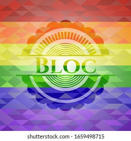 Bloque sobre fondo de mosaico con los colores de la bandera LGBT