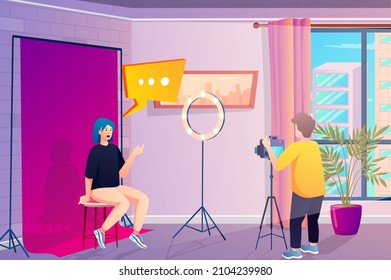 Concepto interior de habitación de los bloggers en diseño de caricaturas planas. Bloguera mujer grabando contenido de video con un hombre operador de video en estudio creativo profesional. Ilustración vectorial con fondo de escena de personas