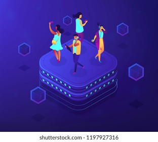 Bloggers usando teléfonos móviles y tabletas caminando en el servidor. El comportamiento de las redes sociales y la sociedad digital, el concepto de bloguero y creador de tendencias. Ilustración 3D isométrica del vector de neón ultravioleta.