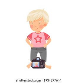 Blond Boy Posing mit jemandem, der Kamera hält und Foto-Vektorgrafik macht