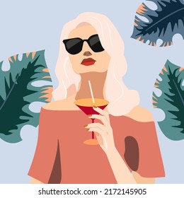 Una mujer rubia en la playa con hojas tropicales sostiene un cóctel en la mano. Beber de verano. Ilustración vectorial para unas vacaciones de verano en la playa o en el café de verano. Un vaso con una bebida