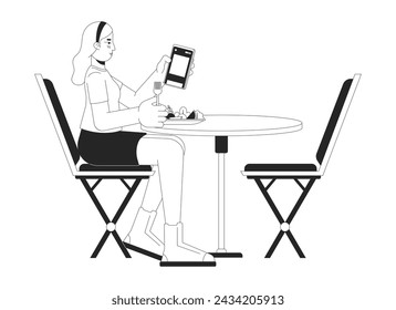 Mujer rubia en el teléfono mientras come blanco y negro 2D línea de dibujos animados. Mujer caucásica que se desplaza smartphone aislado vector contorno persona. Chica en la mesa monocromática ilustración de punto plano