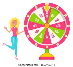 Mujer rubia girando la colorida rueda de la fortuna con sectores rosas y verdes y con apuestas de premios de dinero. Concepto de lotería y juegos de azar. Ruleta afortunada