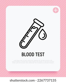 Icono de línea delgada de análisis de sangre. Tubo de prueba con una gota de sangre. Análisis de laboratorio o investigación médica. Ilustración vectorial.