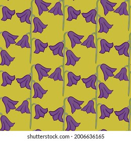 Flores de timbre púrpura adornadas con un patrón sin fisuras. Fondo amarillo pálido. Estilo abstracto. Impresión vectorial plana para textiles, tela, giftwrap, papel pintado. Ilustración sin fin.