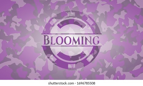 emblema de camuflaje rosa en flor. Ilustración vectorial. Detallado.