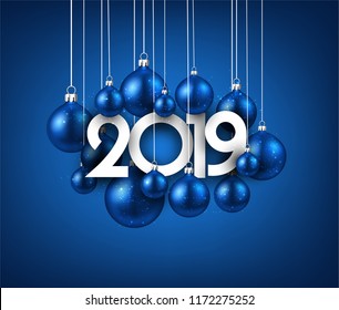 Fundo de ano novo 2019 azul com bolas de Natal. Decoração brilhante festiva. Cartão de saudação. Ilustração vetorial.