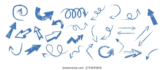 Blauer Pfeil mit rauer Kreidetextur. Gebogene, spiralförmige, zickzackförmige und gerade Pfeile im Skizzenstil. Ausdrucksstarke Doodle-Pfeile für Richtung, Navigation und Infografik, einzeln auf weißem Hintergrund.