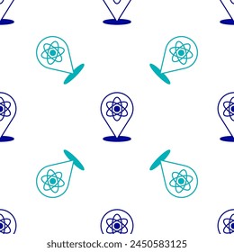 Icono de átomo azul aislado patrón sin fisuras sobre fondo blanco. Símbolo de ciencia, educación, física nuclear, investigación científica.  Vector