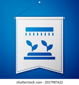 Blue Automatische Bewässerungsrinkler Symbol einzeln auf blauem Hintergrund. Wassersportausrüstung. Gartenelement. Spritzpistole-Symbol. Weiße Wannenschablone. Vektorgrafik