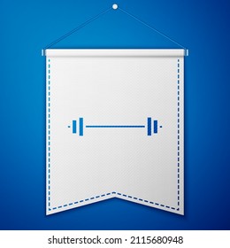 Icono de Blue Barbell aislado en fondo azul. Icono de levantamiento muscular, barbacoa de fitness, gimnasio, equipamiento deportivo, campana de ejercicio. Plantilla de inclinación blanca. Ilustración vectorial