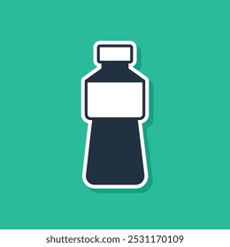 Botella azul del icono del agua aislado en fondo verde. Signo de bebida de agua de soda.  Vector