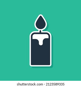 Icono de vela de Blue Burning aislado en fondo verde. Palo cilíndrico de velas con llama ardiente.  Vector