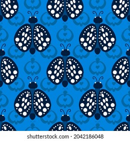 Mariposas azules sobre un fondo azul claro.Patrón para textiles, tela, fondo, papel de embalaje, papel pintado.
