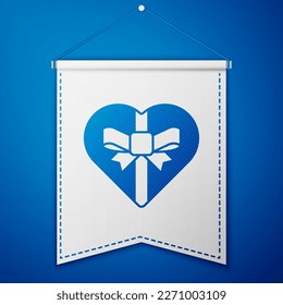 Candy azul en caja con forma de corazón y icono de arco aislado en fondo azul. Día de San Valentín. Plantilla de inclinación blanca. Vector