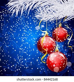 Fondo de la Navidad azul con bolas rojas y ramas de abeto de plata
