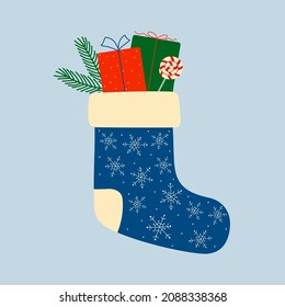 Calcetín de navidad azul con cajas de regalo, rama de abeto y bastón de caramelo. Elemento de diseño navideño de invierno al estilo doodle. Ilustración vectorial aislada 