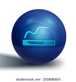 Blaue Zigarette Symbol einzeln auf weißem Hintergrund. Tabakzeichen. Rauchsymbol. Blauer Kreis-Knopf. Vektorgrafik