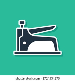 Icono de grapador de la construcción azul aislado en fondo verde. Herramienta de trabajo.  Ilustración vectorial