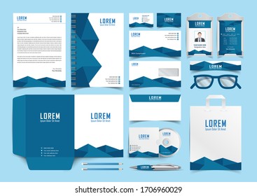 Plantilla de diseño de identidad corporativa azul con fondo geométrico abstracto.